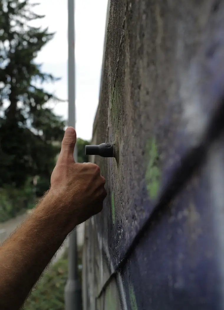 AntOne-Sensor minimalinvasiv in eine Bestandsbetonwand nachgerüstet