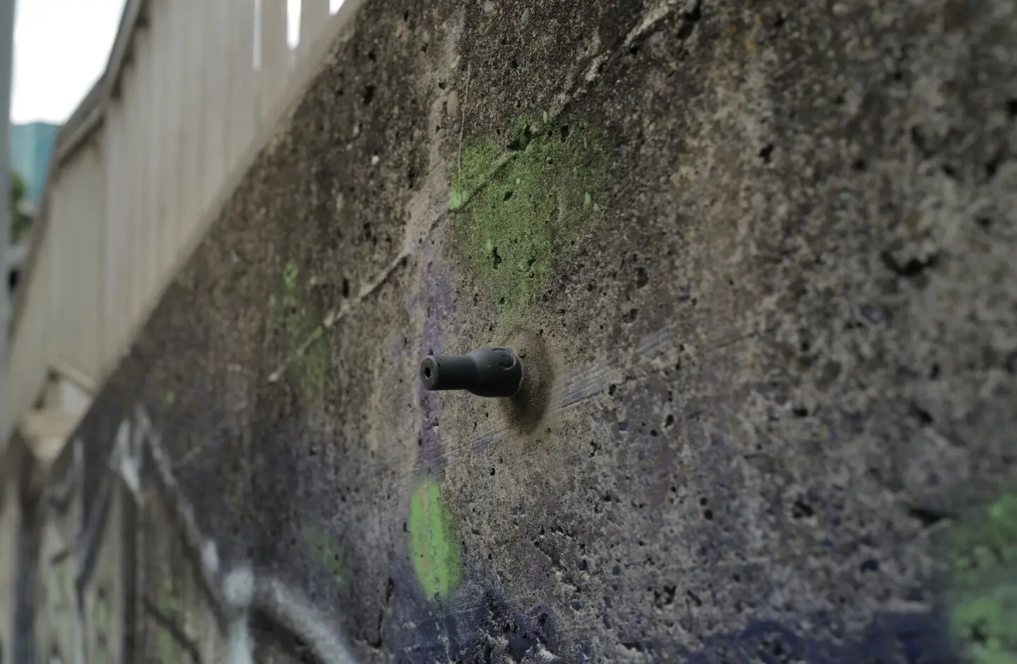 Nachträglich eingebaute Sensor-Messstelle in einer Bestandsbetonwand