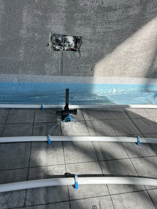 AntOne-Sensor im Halter zwischen den Rohren der Fussbodenheizung, vor dem Einbringen des Fliessestrichs